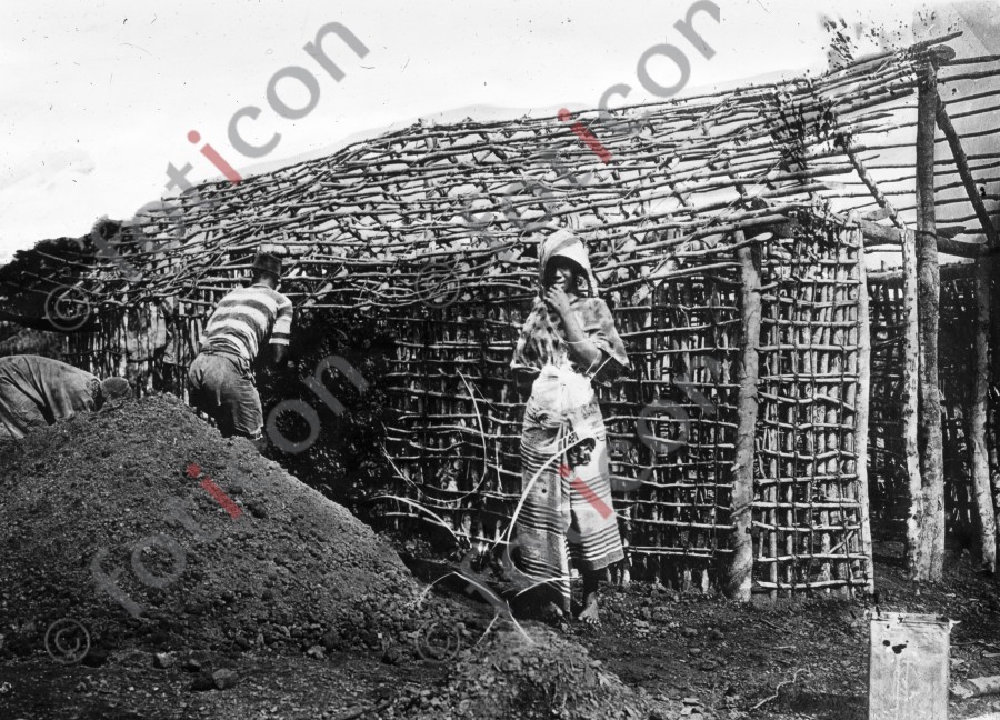 Bau einer Hütte | Construction of a hut - Foto foticon-simon-192-006-sw.jpg | foticon.de - Bilddatenbank für Motive aus Geschichte und Kultur